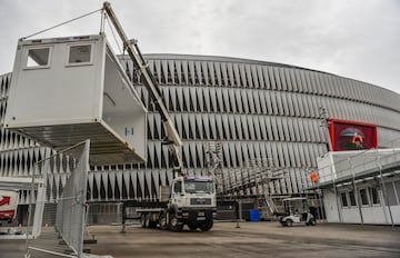 Un grupo de trabajadores desmonta las estructuras y las casetas instaladas recientemente en la explanada del estadio de San Mamés, tras confirmar la UEFA que Bilbao no será sede de la próxima Eurocopa. Los encuentros programados en la capital vizcaína se disputarán, finalmente, en el estadio de La Cartuja, en Sevilla. 