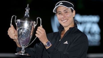 Garbi&ntilde;e Muguruza, posando con el trofeo que le acredita como vencedora del Masters en Guadalajara, M&eacute;xico.