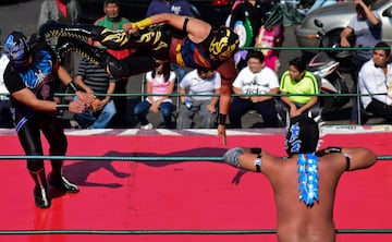 En Tepito, un barrio de Ciudad de México, se ha celebrado un campeonato de lucha al aire libre que busca promover el deporte entre los jóvenes para alejarlos de la criminalidad.