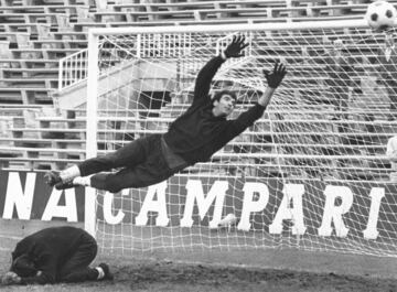 Originario de Zarautz comenzó a jugar al fútbol en la playa y se le bautizó con el mote de "El Txopo", por su estilo bajo palos y su inconfundible figura.