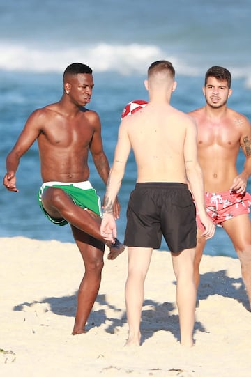 Vinicius disfruta de sus vacaciones en las playas de Río