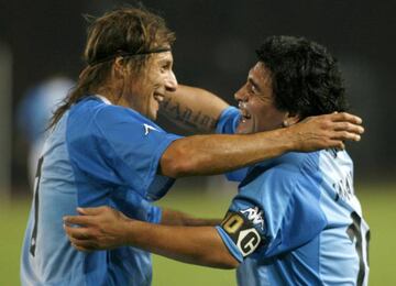 Maradona y Caniggia celebrando un gol en un amistoso de veteranos en 2008.