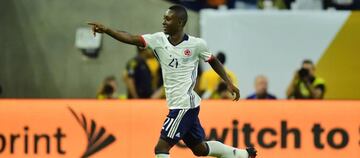 El primer gol de Marlos Moreno con la Selección Colombia llegó a sus 19 años, durante el tercer partido del equipo en la Copa América Centenario el 11 de junio de 2016 en la derrota 3-2 ante Costa Rica.