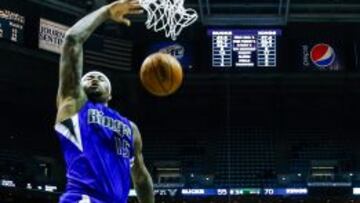 DeMarcus Cousins anota ante Brandon Knight.