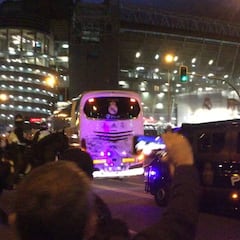 El recibimiento al autobús del Madrid: ambiente de noche gigante
