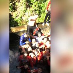 Diego Costa se divierte con sus amigos mientras espera noticias