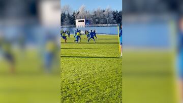 Al ángulo: Golazo de Morelos en entrenamiento 