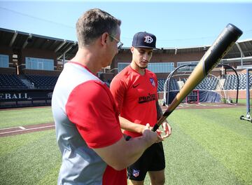 Los jugadores del conjunto colchonero Koke, Savic, Morata, Adán y Hermoso han disfrutado de un día béisbol en el campo principal de la Dallas Baptist University.



