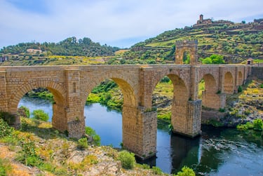 Alcántara es un municipio de la provincia de Cáceres, en Extremadura, conocido principalmente por su monumental puente romano sobre el río Tajo, una obra de ingeniería que ha perdurado durante casi dos milenios. Su nombre, que en árabe significa "el puente", da testimonio de la importancia de esta estructura para la localidad. La historia de Alcántara está ligada a la poderosa Orden de Caballería de Alcántara, que estableció su convento en el municipio. El casco antiguo, declarado Bien de Interés Cultural, cuenta con un rico patrimonio arquitectónico que incluye el imponente Conventual de San Benito, iglesias como la de Santa María de Almocóvar, y un antiguo barrio judío con estrechas callejuelas.