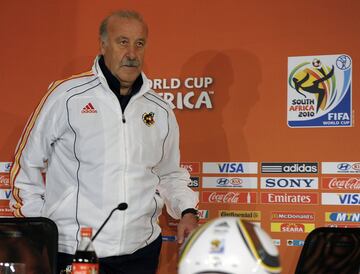 Vicente del Bosque afrontó la conferencia de prensa con su habitual tranquilidad (“Estamos tranquilos, preparados y listos para jugar el partido ante Chile”), pero no dudó en criticar a Maradona, que el día anterior había dicho que España ganaría si las porterías estuvieran de lado: “Pues desde que estoy en la Selección hemos ganado 26 partidos de 28…”.
