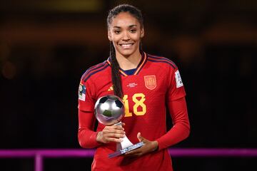 Salma Paralluelo posa con el trofeo a Mejor Jugadora Joven del Mundial.
