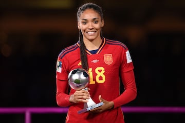 Salma Paralluelo posa con el trofeo a Mejor Jugadora Joven del Mundial.