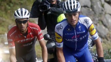 Enric Mas y Alberto Contador ascienden L&#039;Angliru en la vig&eacute;sima etapa de la Vuelta a Espa&ntilde;a 2017.