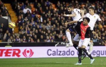El delantero del Valencia Álvaro Negredo remata para marcar el tercer gol al Almería, durante el partido de la decimonovena jornada de Liga disputado esta tarde en el estadio de Mestalla.