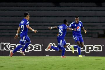 El equipo de Alberto Gamero derrotó 0-2 a Independiente Santa Fe y lidera la reclasificación. Felipe Román y Daniel Giraldo marcaron los goles en El Campín.