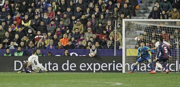 El jugador del Levante, Roger, marca el 1-1.