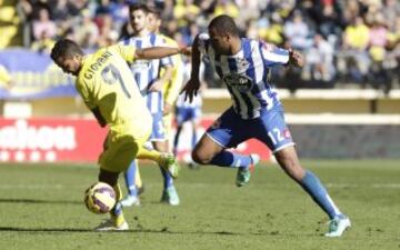 El delantero mexicano del Villarreal Giovani Dos Santos y el defensa brasileño del Deportivo Sidnei Rechel da Silva Junior durante el partido de la decimosexta jornada de la Liga BBVA 