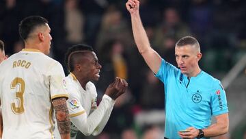 ELCHE, SPAIN - FEBRUARY 24: Referee David Iglesias Gutierrez shows a red card to Enzo Roco of Elche CF during the LaLiga Santander match between Elche CF and Real Betis at Estadio Manuel Martinez Valero on February 24, 2023 in Elche, Spain. (Photo by Aitor Alcalde/Getty Images)