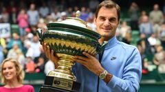 Roger Federer posa con el torneo de campe&oacute;n del Torneo de Halle 2017.