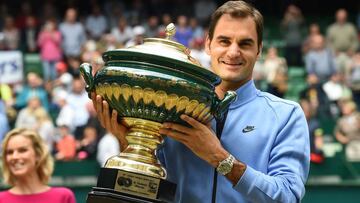 Roger Federer posa con el torneo de campe&oacute;n del Torneo de Halle 2017.