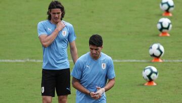 Luis Suárez junto a Cavani.