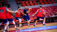 Quino Colom, en un entrenamiento de la Selección en Zaragoza, frente a Dani Díez.