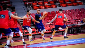 Quino Colom, en un entrenamiento de la Selecci¨®n en Zaragoza, frente a Dani D¨ªez.