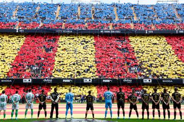 Homenaje de todos los presentes en el estadio del Valencia CF por las v¨ªctimas y afectados por la DANA.