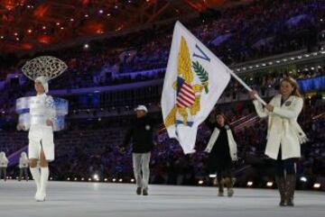 Campbell abanderada de las Islas Vírgenes de Estados Unidos lidera el contingente de su país durante la ceremonia de inauguración de los Juegos Olímpicos de Invierno de Sochi 2014
