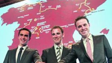 <b>LA PARTICIPACIÓN TODAVÍA ES UNA INCÓGNITA</b> Alberto Contador, Alejandro Valverde y Samuel Sánchez posaron ayer en Sevilla ante el mapa de la Vuelta 2010. A todos les gusta el recorrido, pero ninguno de ellos ha confirmado su participación en la ronda española, aunque tampoco la descartan. Los tres se han marcado como primer objetivo el Tour de Francia. Y después, ya verán... Carlos Sastre, que ayer no acudió a la cita, no ha anunciado aún en cuál de las tres grandes competirá.