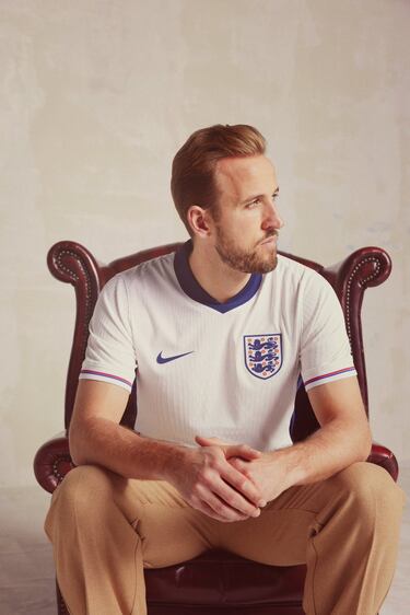 Una de las selecciones favoritas para alzar el trofeo de la Eurocopa 2024 ha presentado su nueva equipación. Con Jude Bellingham, Harry Kane o Jack Grealish como estrellas de la selección se postulan como una de las máximas favoritas en las casas de apuestas. 