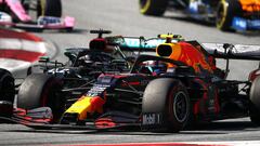 Lewis Hamilton (Mercedes W11) toc&oacute; a Alex Albon (Red Bull RB16) en el GP de Austria de F1 2020. 