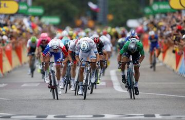 Sprint disputado, Sagan pasa primero por la línea de meta.