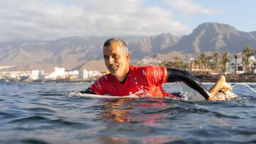 Un surfista rema frente a la playa de Las Am&eacute;ricas, en Arona (Santa Cruz de Tenerife, Islas Canarias, Espa&ntilde;a). 