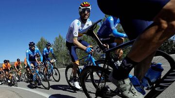 El corredor murciano del equipo Movistar, Alejandro Valverde, corre entre sus compa&ntilde;eros de equipo durante la disputa de la 1&ordf; de la primera etapa de la 71&ordf; edici&oacute;n de La Vuelta Ciclista a la Comunitat Valenciana.