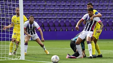 VALLADOLID, SPAIN - APRIL 24: Marcos Andre of Real Valladolid takes a shot under pressure from Jeremias Ledesma (L) Jon Ander Garrido (R) of Cadiz CF during the La Liga Santander match between Real Valladolid CF and Cadiz CF at Estadio Municipal Jose Zo