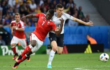 Laurent Koscielny y Breel Embolo 