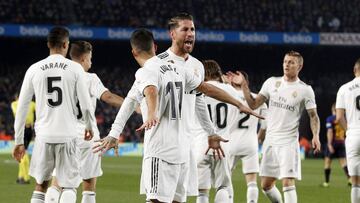 Ramos y Lucas V&aacute;zquez celebran el gol del Real Madrid en Barcelona.