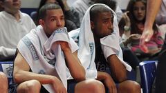 Chris Lofton y Jayson Granger, tristes durante el partido contra el Murcia, que certificaba el descenso del Estudiantes en 2012.