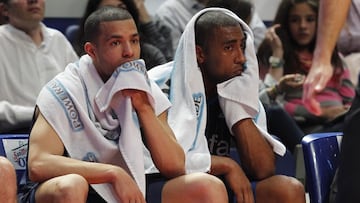 Chris Lofton y Jayson Granger, tristes durante el partido contra el Murcia, que certificaba el descenso del Estudiantes en 2012.