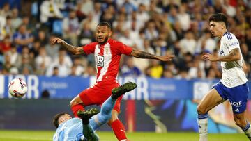 Luis Suárez bate a Poussin en la jugada del 1-2.