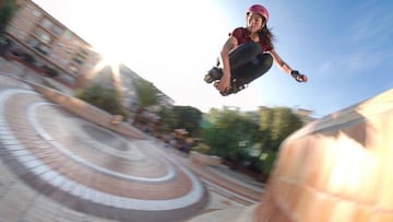 Mery Mu&ntilde;oz, inline roller freestyle saltando en la calle.