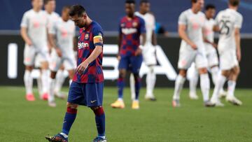 Messi abandona el terreno de juego tras la derrota ante el Bayern el año pasado.