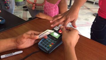 Beneficiarios de subsidios como el Ingreso solidario en Colombia retiran el dinero en los puntos habilitados para entregar las ayudas económicas