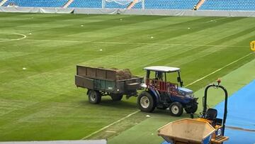 Un operario retira tramos de césped del Bernabéu una vez retirados.