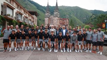 10-08-24. LA PLANTILLA DEL SPORTING POSA ANTE LA BASÍLICA EN LA TRADICIONAL VISITA A COVADONGA.