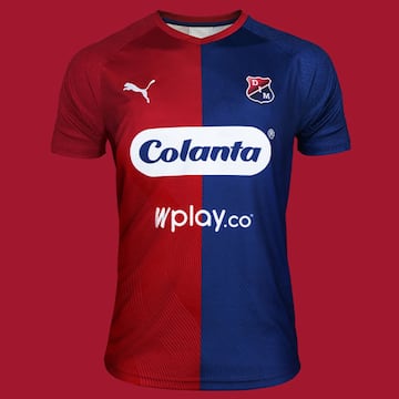 Esta es la camiseta principal (roja y azul) de Independiente Medellín para 2020.