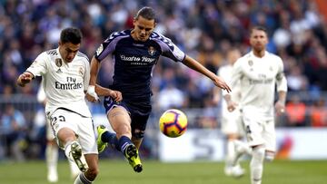 GRAF559. MADRID, 03/11/2018.- El defensa del Real Madrid Sergio Reguilón (i) pelea un balón con el delantero turco del Real Valladolid Enes Unal (c), en partido de la undécima jornada de liga en Primera División que se disputa