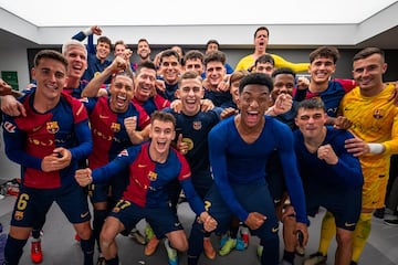 La plantilla del Barcelona al completo celebrando en el vestuario del Santiago Bernabéu la goleada.