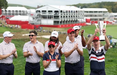 Bobby Flay, Miranda Lambert, Colin Jost, John McEnroe, Michael Strahan, Noah Kahan y Eli Manning posan con el trofeo.
